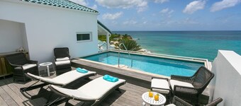 3 bedroom condominium with a beachfront in Cupecoy