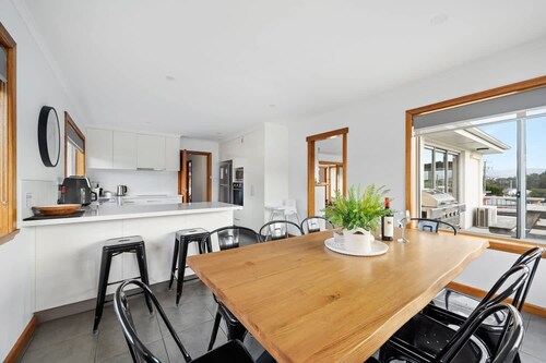 "The Residence" Sleeps 11. 10 min to Airport/CBD.