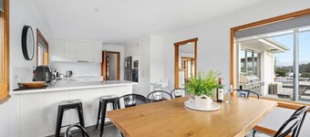 "The Residence" Sleeps 11. 10 min to Airport/CBD