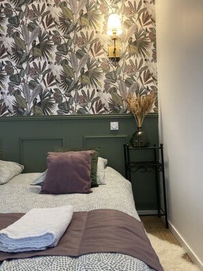 4 bedrooms, desk, iron/ironing board, travel cot