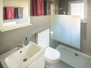 Douche, sĂšche-cheveux, serviettes fournies, savon