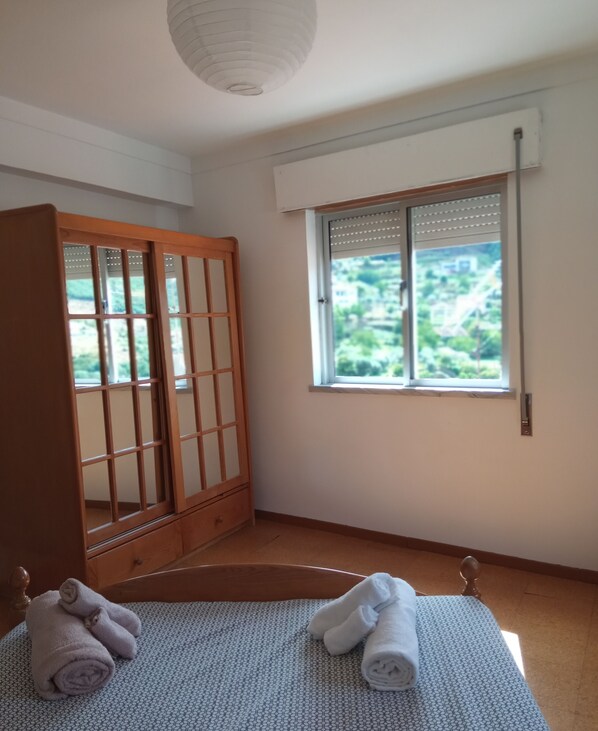 3 bedrooms, iron/ironing board, bed sheets