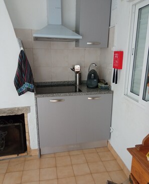 Réfrigérateur, micro-ondes, plaque de cuisson, cafetière/bouilloire