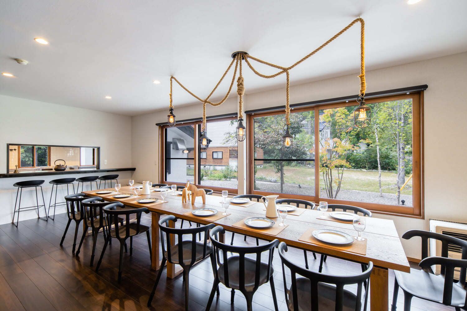 Dining | Breakfast and dinner served