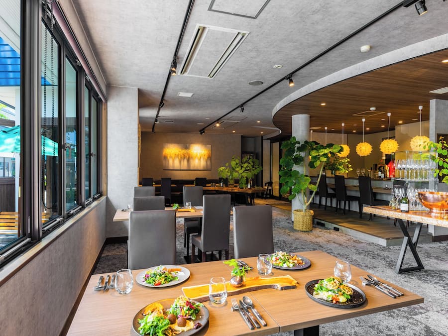 Breakfast and dinner served