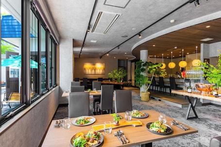 Breakfast and dinner served