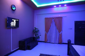 Deluxe Double Room | Living area | TV