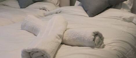 5 bedrooms, iron/ironing board, WiFi, bed sheets