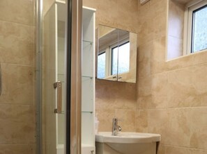 Shower, hair dryer, towels, soap - LARGE House in Birmingham City Centre  (Birmingham)