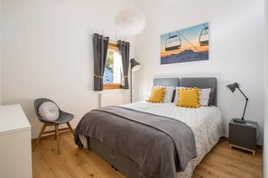 2 chambres, fer et planche à repasser, lit de bébé portatif