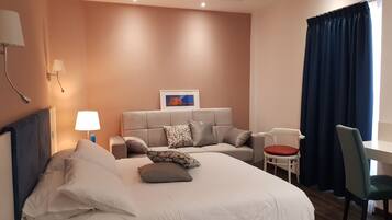 Ropa de cama de alta calidad, cubrecamas y minibar