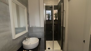 Deluxe-værelse med dobbeltseng eller 2 enkeltsenge | Badeværelse | Bruser, brusehoved med spredningseffekt, designertoiletartikler