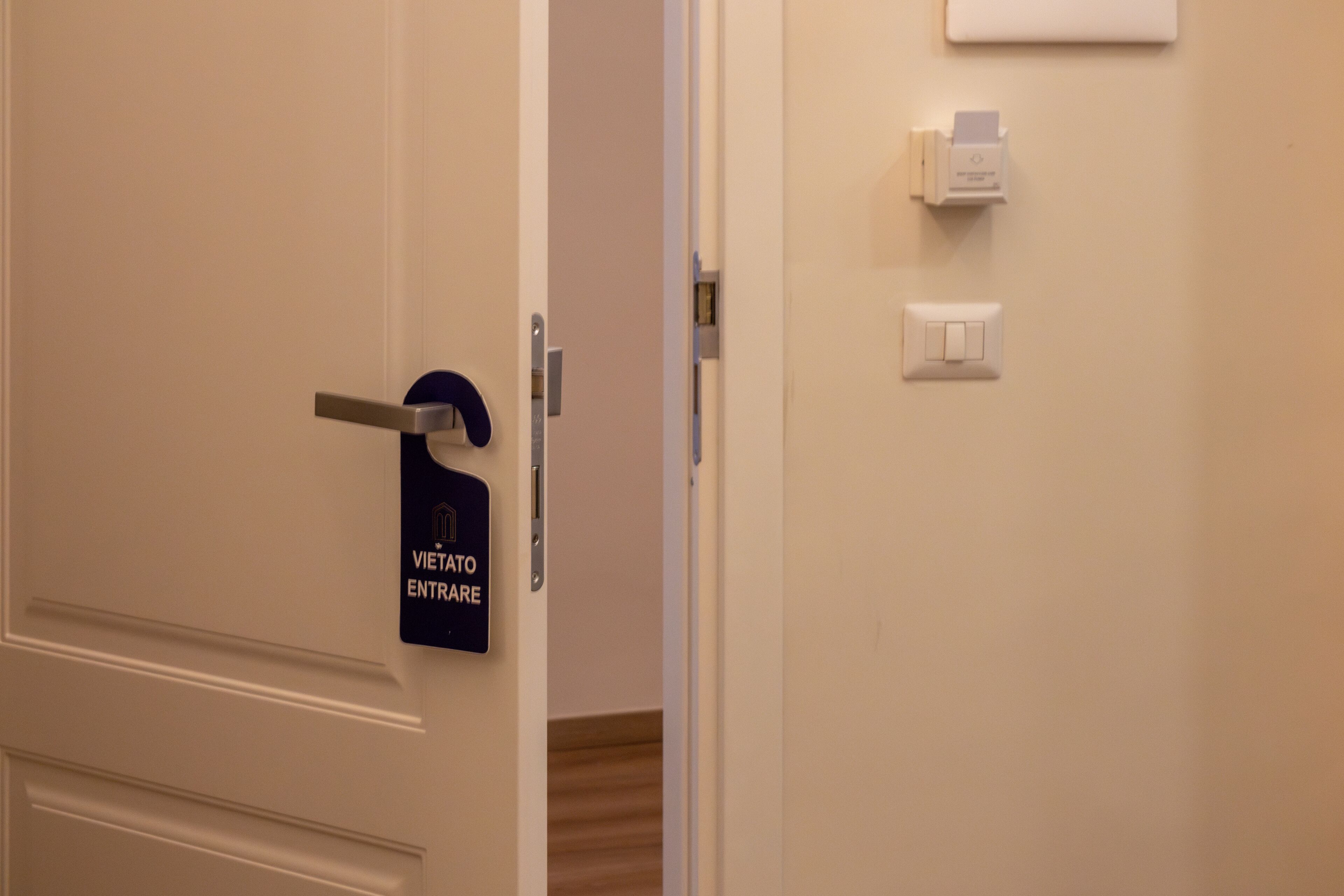 A door with a sign reading "VIETATO ENTRARE" (no entry).
