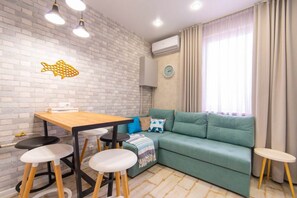 아파트 | 2 개의 침실, 저자극성 침구, 각각 다른 스 타일의 인테리어, 각각 다르게 가구 비치