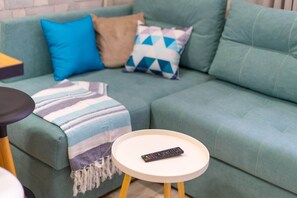 아파트 | 2 개의 침실, 저자극성 침구, 각각 다른 스타일의 인테리어, 각각 다르게 가구 비치