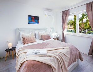4 bedrooms, desk, iron/ironing board, WiFi