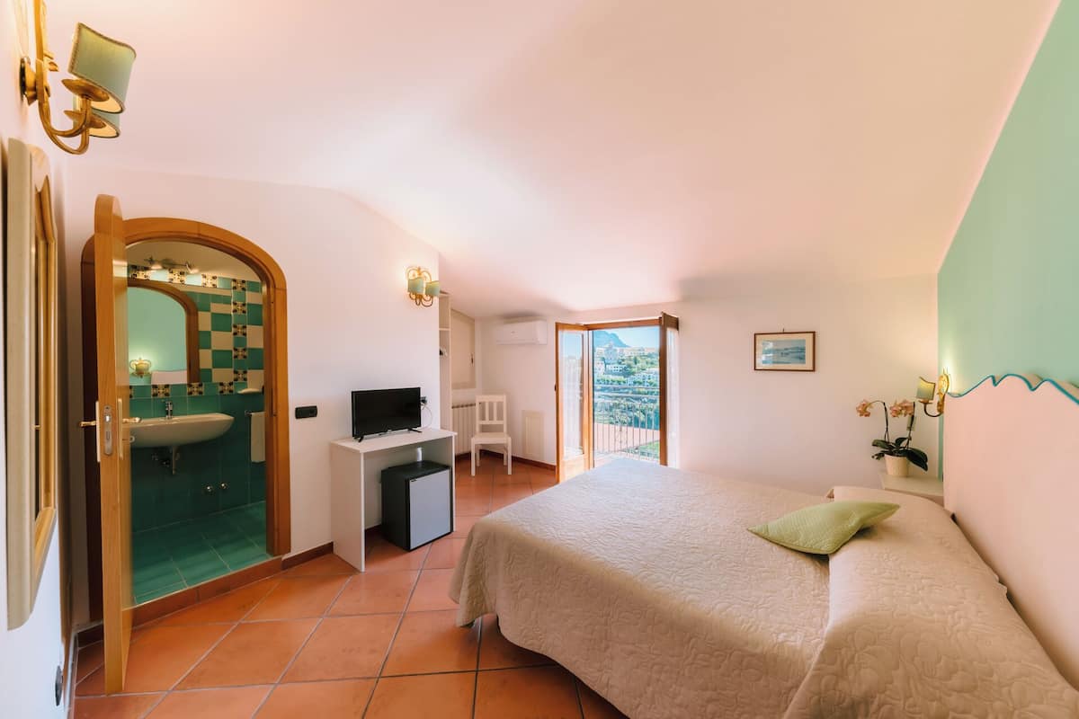 comfort double or twin room, 1 bedroom, non smoking, sea view | premium bedding, minibar, free wifi, bed sheets