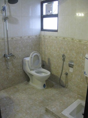 スタンダード ダブルルーム | バスルーム | シャワー、バスアメニティ (無料)、タオル