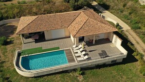 A two-story house with a swimming pool, outdoor seating, and a garden. - Spacious villa with private heated pool (Sari-Solenzara)