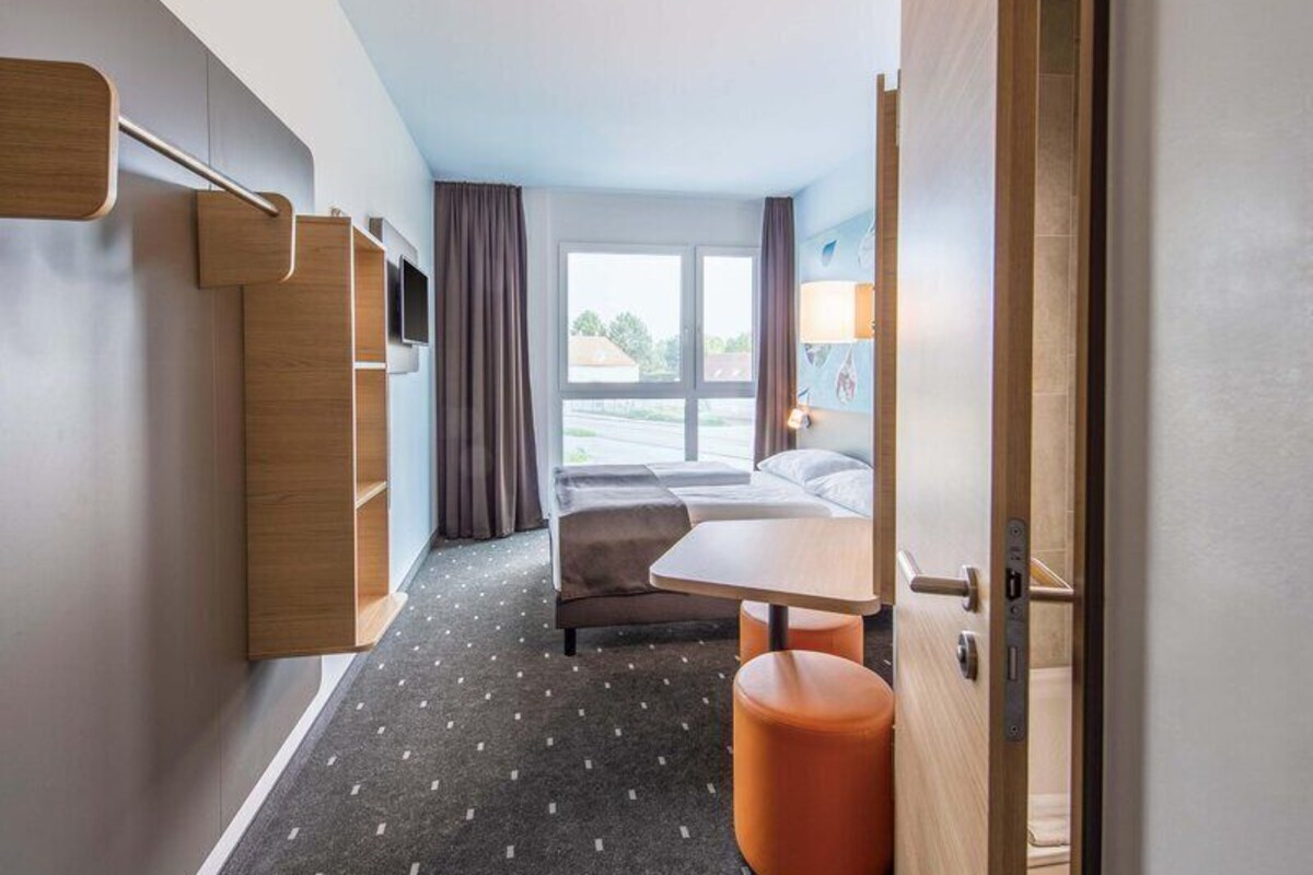 Premium bedding, desk, soundproofing, free WiFi