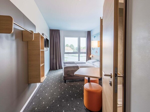 Hochwertige Bettwaren, Schreibtisch, schallisolierte Zimmer