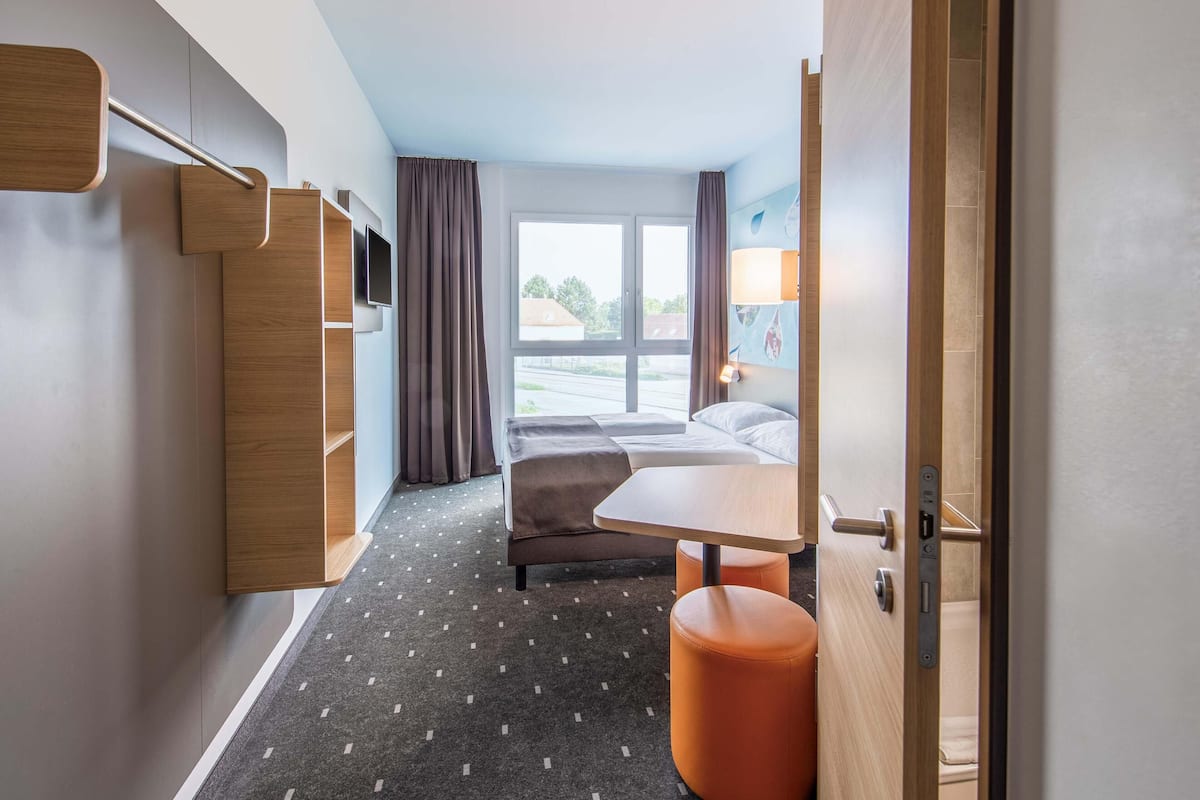 Quarto casal | Roupas de cama premium, escrivaninha, quartos à prova de som