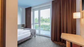 Hochwertige Bettwaren, Schreibtisch, schallisolierte Zimmer