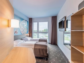 Zweibettzimmer | Hochwertige Bettwaren, Schreibtisch, schallisolierte Zimmer