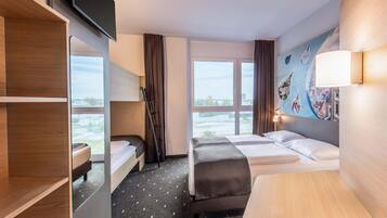 Vierbettzimmer | Hochwertige Bettwaren, Schreibtisch, schallisolierte Zimmer