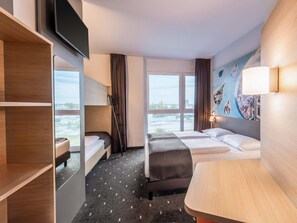 Quadruple Room | Premium bedding, desk, soundproofing, free WiFi - B&B Hotel Augsburg-Nord (Augsburg)