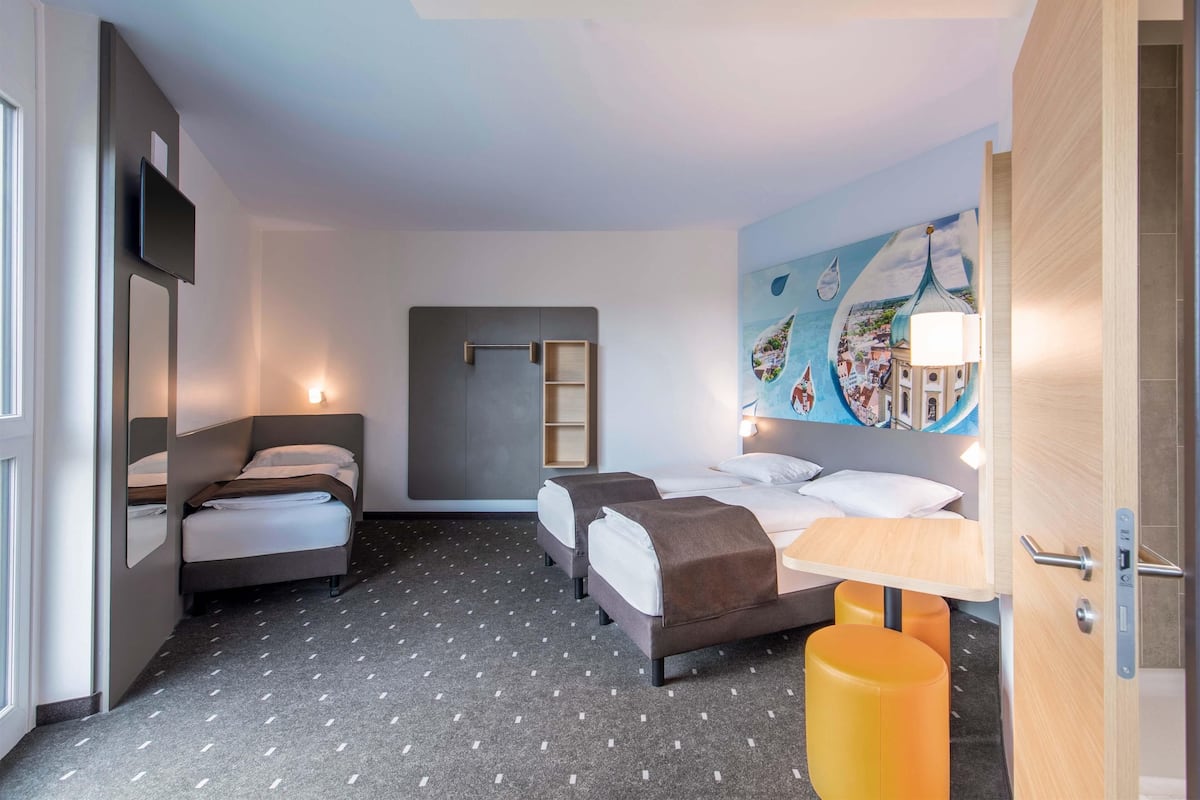Dreibettzimmer | Hochwertige Bettwaren, Schreibtisch, schallisolierte Zimmer