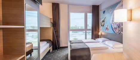 Habitación cuádruple | Ropa de cama de alta calidad, escritorio, insonorización y wifi gratis
