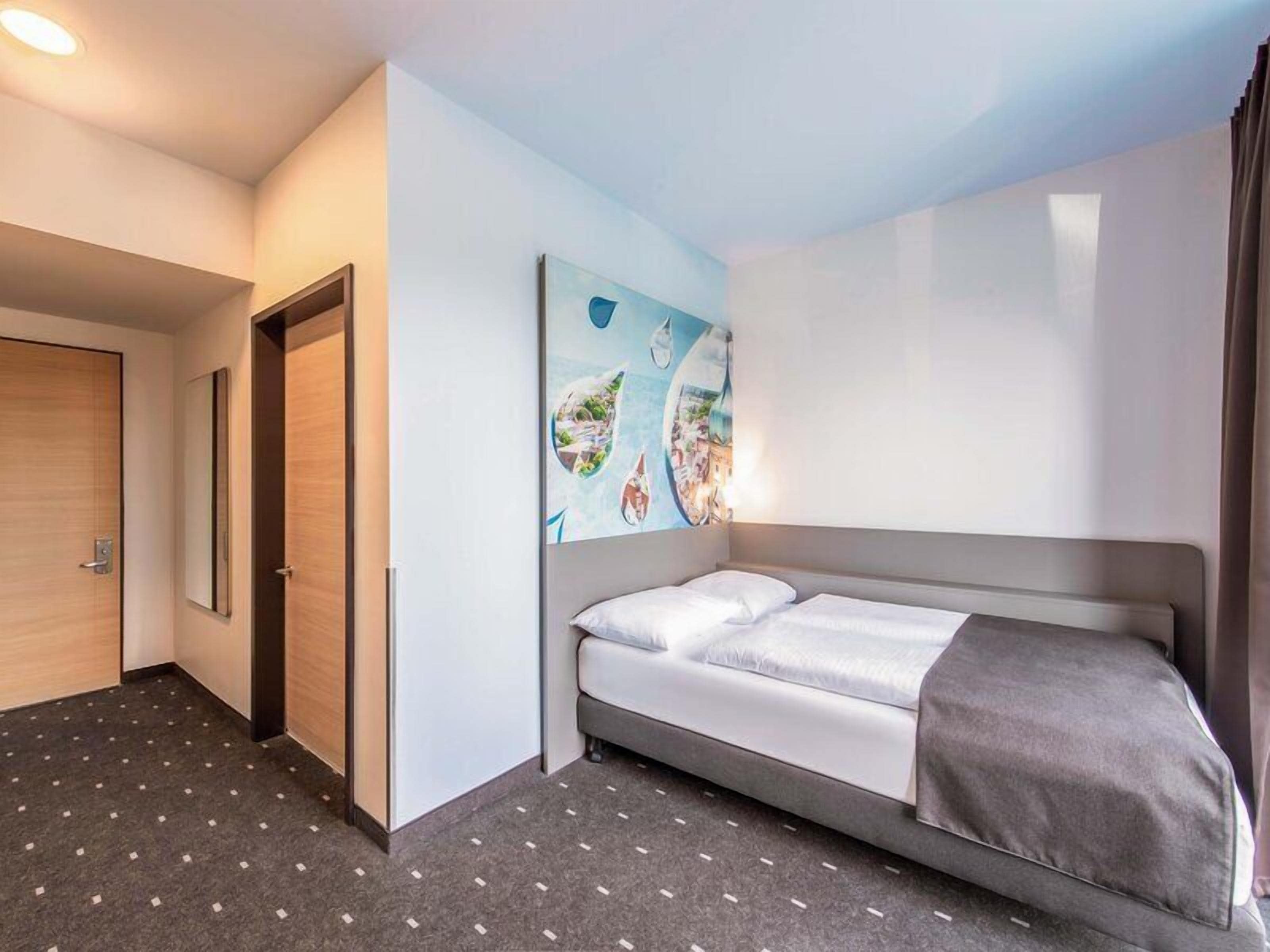 Premium bedding, desk, soundproofing, WiFi (free)