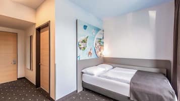 Premium bedding, desk, soundproofing, WiFi (free)