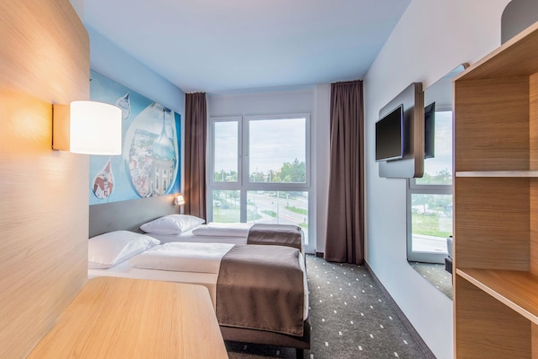 Premium bedding, desk, soundproofing, free WiFi