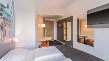 Hochwertige Bettwaren, Schreibtisch, schallisolierte Zimmer