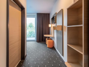Roupas de cama premium, escrivaninha, quartos à prova de som