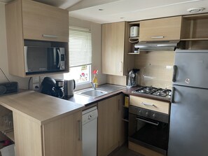 Kjøleskap, mikrobølgeovn, ovn og kokeplater