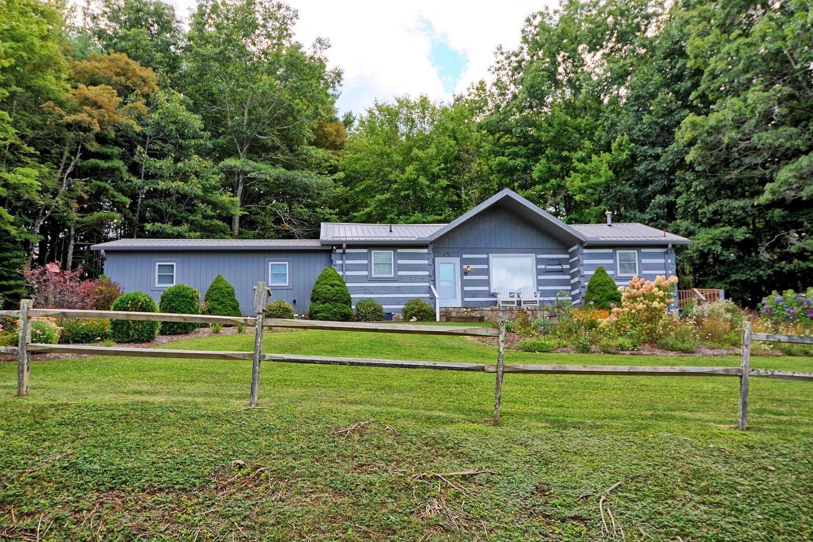 Bear Creek Cabin-2 BR/2BA Cabin, Mountain Views, WIFI, Gas FP