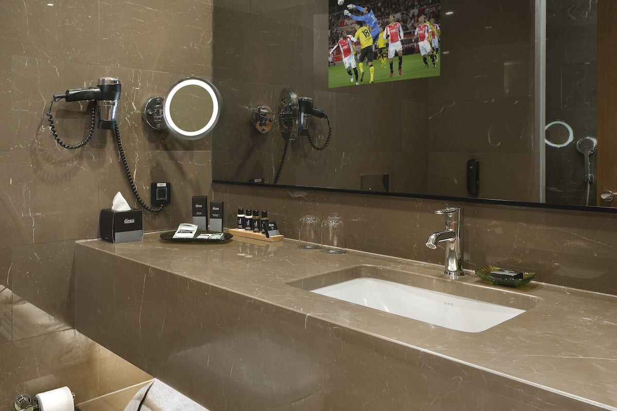 Superior Double Room | Bathroom | Hair dryer, towels