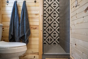 Shower, hair dryer, towels, soap - Cabin w/ hot tub and fire pit close to town & wine (Fredericksburg)