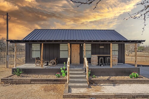 Cabin w/ hot tub and fire pit close to town & wine