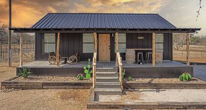 Cabin w/ hot tub and fire pit close to town & wine