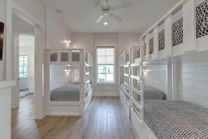 5 bedrooms, desk, iron/ironing board, Internet