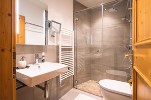 Chalet panoramique | Salle de bain | Douche cascade, séchoir à cheveux, plancher chauffant (salle de bain)