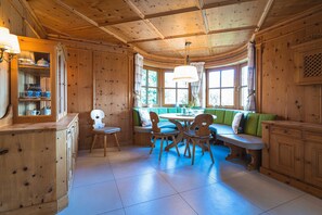 Chalet Panoramique | Coin séjour | TV connectée de 100 cm avec chaßnes thématiques, télévision