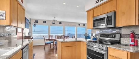 Een koelkast, een microgolfoven, een oven, een kookplaat