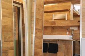 Combined shower/bathtub, hair dryer, towels, soap