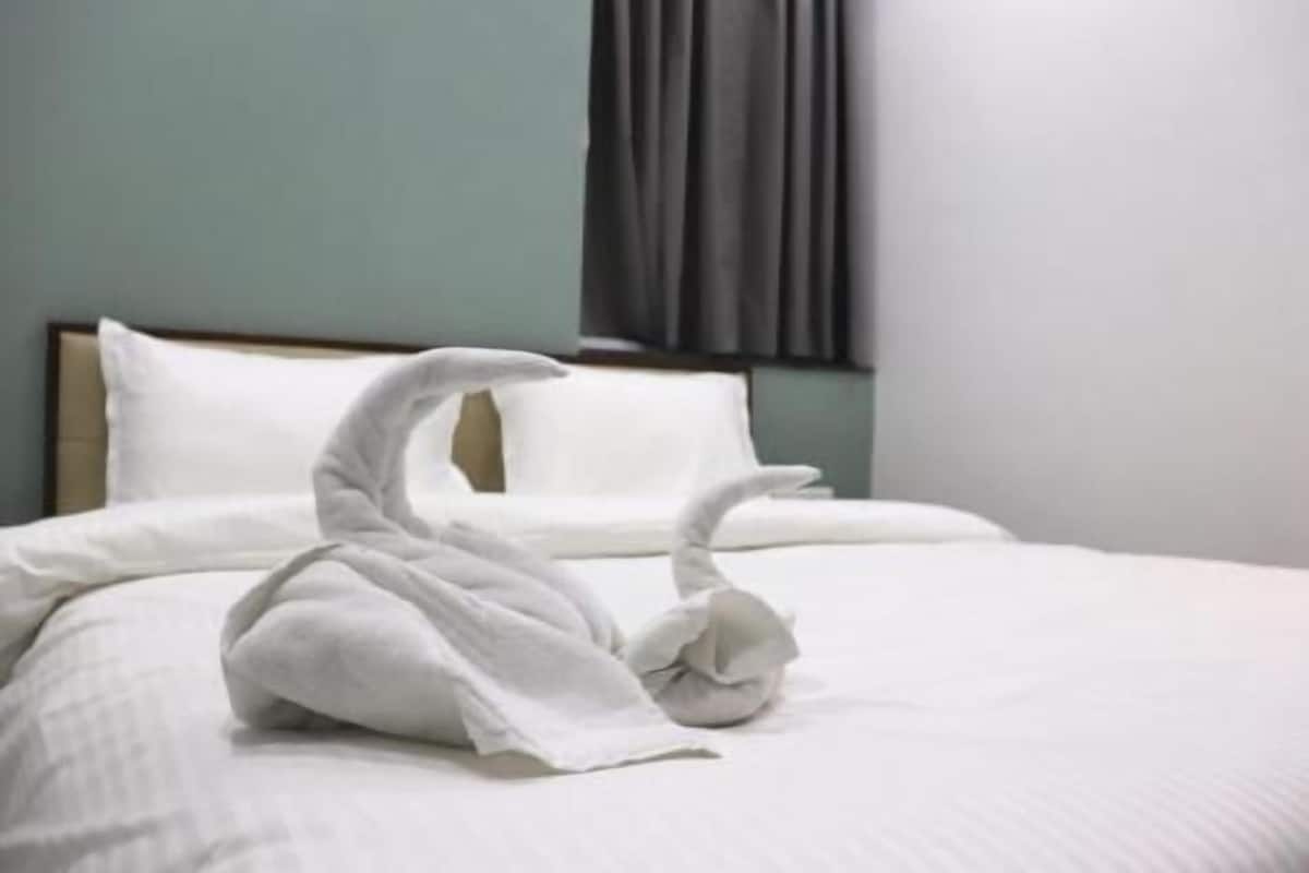 Memory foam beds, desk, soundproofing, free WiFi