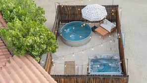 Outdoor spa tub